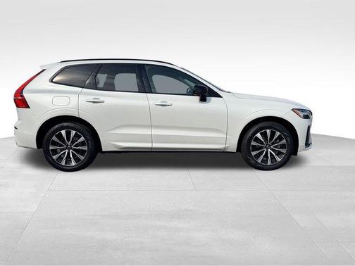 2024 Volvo XC60 B5 Core Dark Theme
