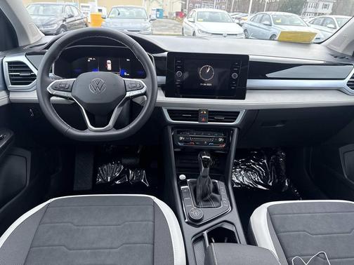 2026 Volkswagen Taos SE