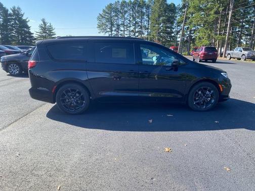 Diamond Black 2026 Chrysler Pacifica Select