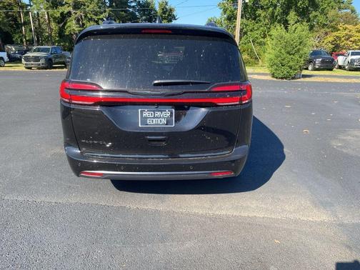 Diamond Black 2026 Chrysler Pacifica Select