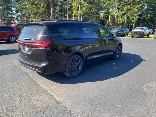 Diamond Black 2026 Chrysler Pacifica Select