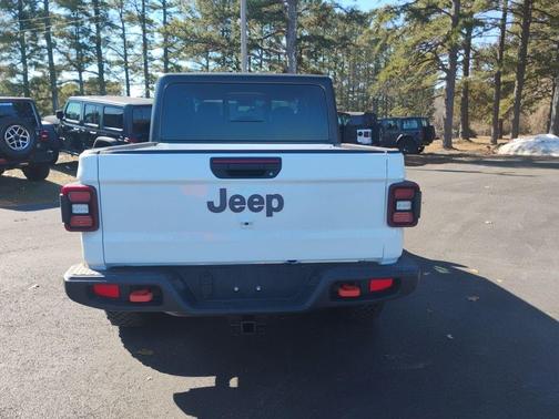 Bright White Clearcoat 2026 Jeep Gladiator Mojave