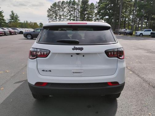 Bright White Clearcoat 2026 Jeep Compass Latitude