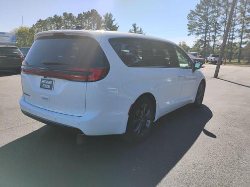 Bright White Clearcoat 2026 Chrysler Pacifica Select