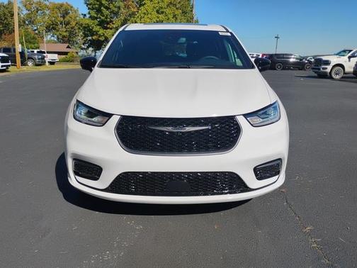 Bright White Clearcoat 2026 Chrysler Pacifica Select