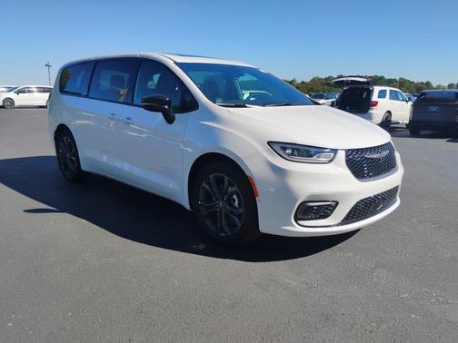 Bright White Clearcoat 2026 Chrysler Pacifica Select