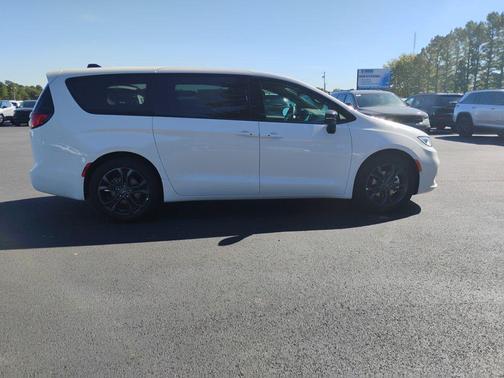 Bright White Clearcoat 2026 Chrysler Pacifica Select