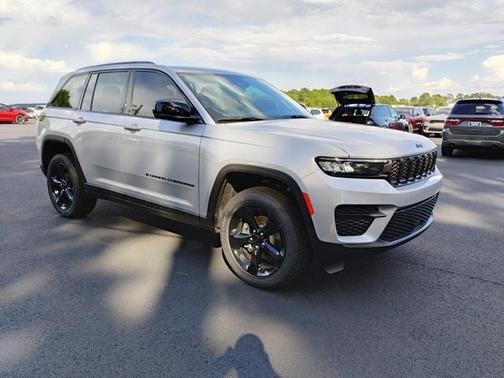 2025 Jeep Grand Cherokee Laredo