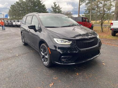 Diamond Black 2026 Chrysler Pacifica Limited