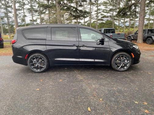 Diamond Black 2026 Chrysler Pacifica Limited