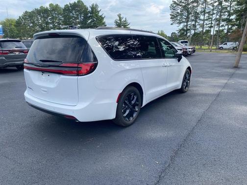 Bright White Clearcoat 2026 Chrysler Pacifica Select
