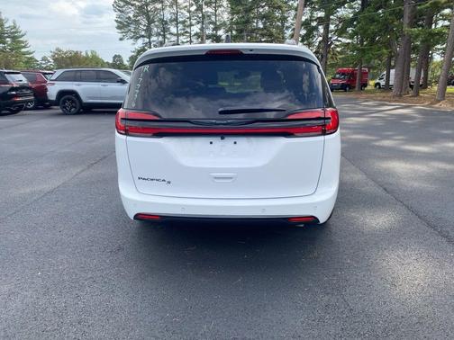 Bright White Clearcoat 2026 Chrysler Pacifica Select