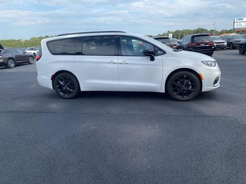 Bright White Clearcoat 2026 Chrysler Pacifica Select