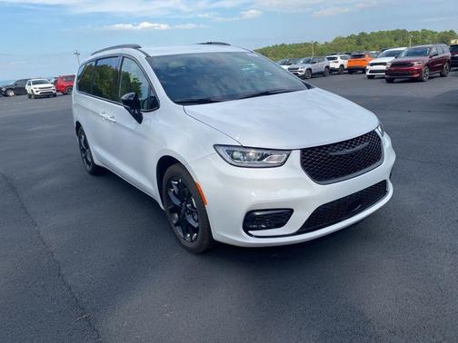 Bright White Clearcoat 2026 Chrysler Pacifica Select