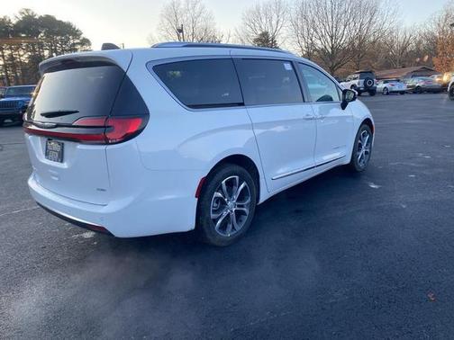 Bright White Clearcoat 2026 Chrysler Pacifica Pinnacle