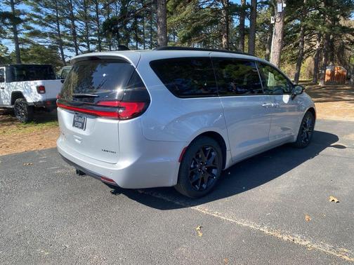 Silver Mist Clearcoat 2026 Chrysler Pacifica Limited