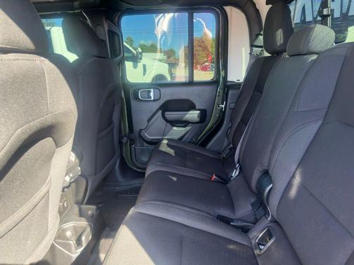 2023 Jeep Gladiator Sport