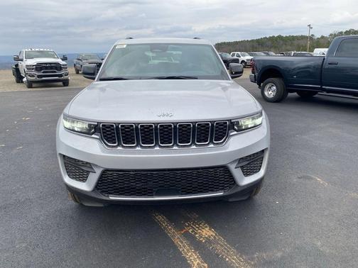 Silver Zynith 2026 Jeep Grand Cherokee Laredo