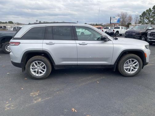 Silver Zynith 2026 Jeep Grand Cherokee Laredo