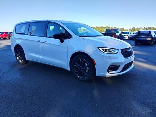 Bright White Clearcoat 2026 Chrysler Pacifica Select