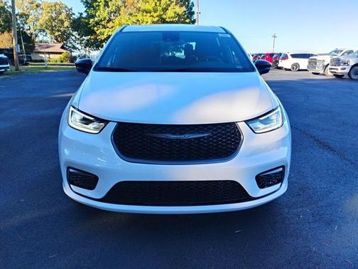 Bright White Clearcoat 2026 Chrysler Pacifica Select