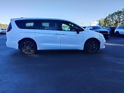 Bright White Clearcoat 2026 Chrysler Pacifica Select