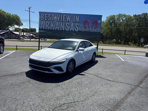 White 2025 Hyundai ELANTRA SE