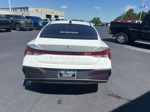 White 2025 Hyundai ELANTRA SE