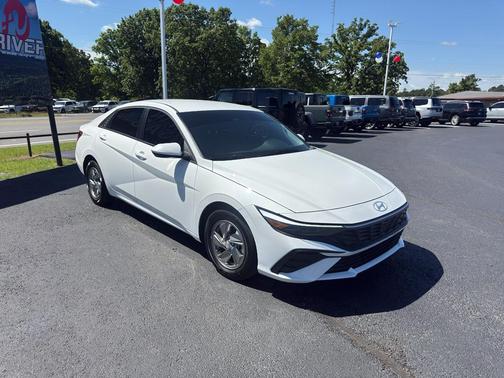 White 2025 Hyundai ELANTRA SE