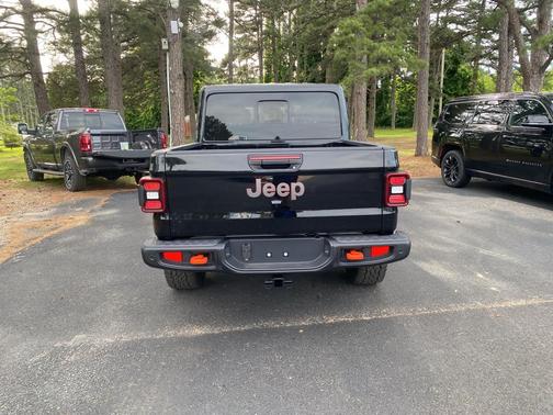 Black Clearcoat 2026 Jeep Gladiator Mojave