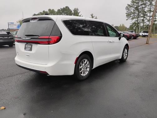 Bright White Clearcoat 2026 Chrysler Pacifica Select