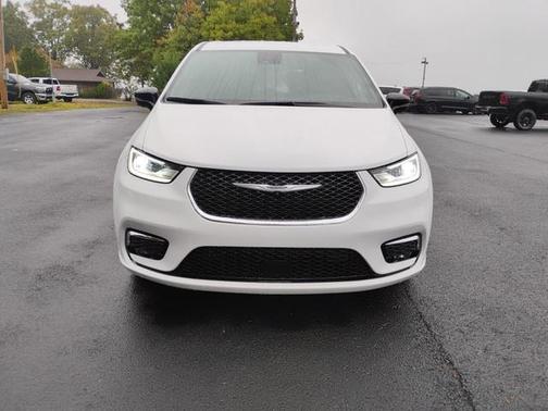 Bright White Clearcoat 2026 Chrysler Pacifica Select