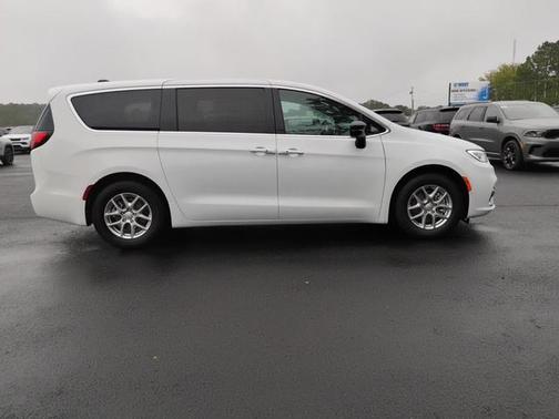 Bright White Clearcoat 2026 Chrysler Pacifica Select