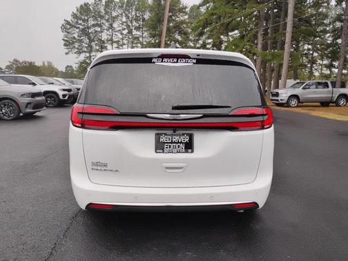 Bright White Clearcoat 2026 Chrysler Pacifica Select