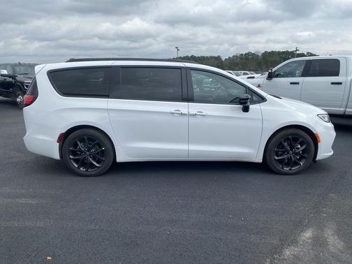 Bright White Clearcoat 2026 Chrysler Pacifica Limited