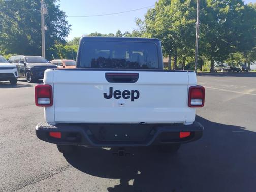 Bright White Clearcoat 2026 Jeep Gladiator Sport