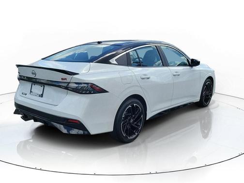 Aspen White Tricoat/Super Black 2026 Nissan Sentra SR