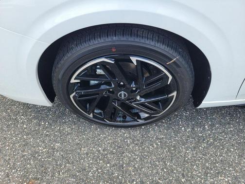 Aspen White Tricoat/Super Black 2026 Nissan Sentra SR