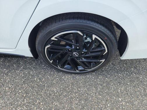 Aspen White Tricoat/Super Black 2026 Nissan Sentra SR