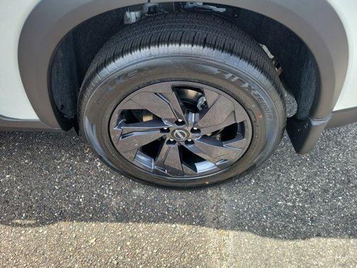 Everest White Pearl Tricoat 2026 Nissan Rogue SV