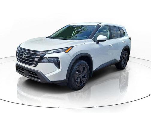 Everest White Pearl Tricoat 2026 Nissan Rogue SV