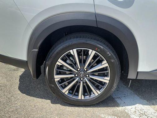 Everest White Pearl Tricoat 2026 Nissan Pathfinder Platinum