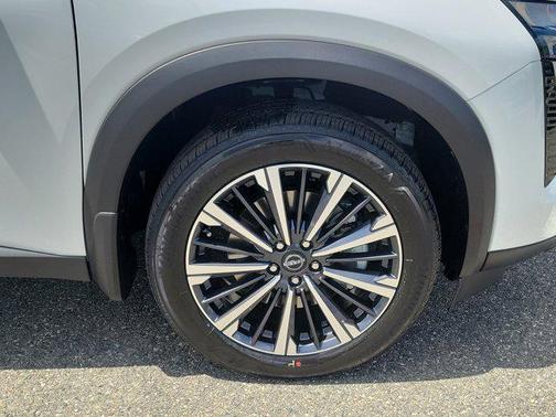 Everest White Pearl Tricoat 2026 Nissan Pathfinder Platinum