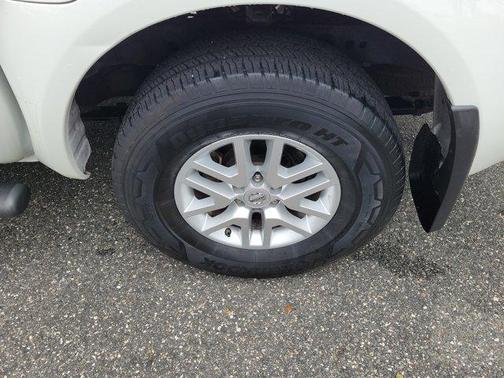 Glacier White 2018 Nissan Frontier SV