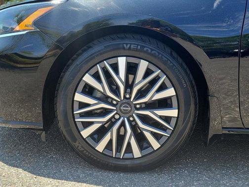 Super Black 2023 Nissan Altima 2.5 SV