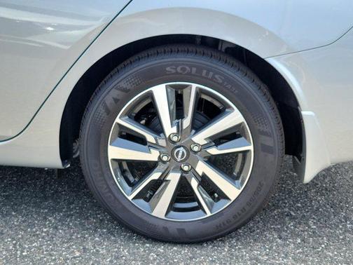 Brilliant Silver Metallic 2025 Nissan Versa 1.6 SV