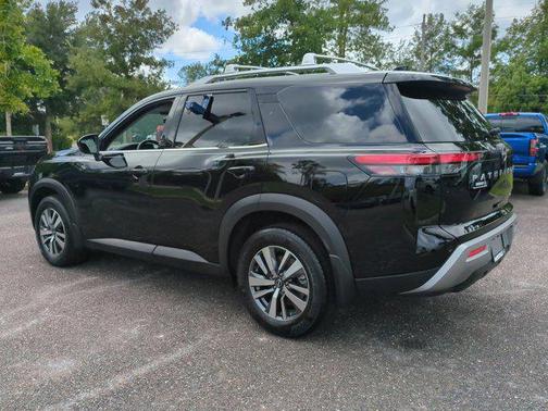 2024 Nissan Pathfinder SL FWD