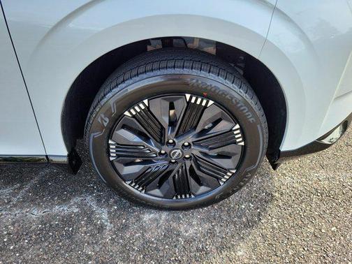 Everest White Pearl Tricoat/Super Black 2026 Nissan Murano Platinum