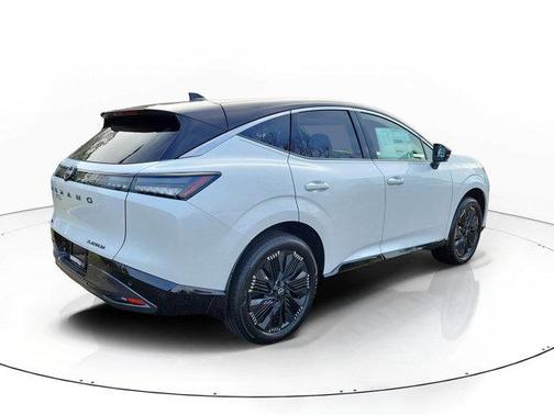 Everest White Pearl Tricoat/Super Black 2026 Nissan Murano Platinum