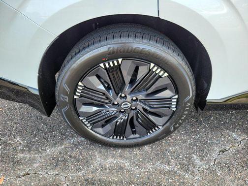 Everest White Pearl Tricoat/Super Black 2026 Nissan Murano Platinum